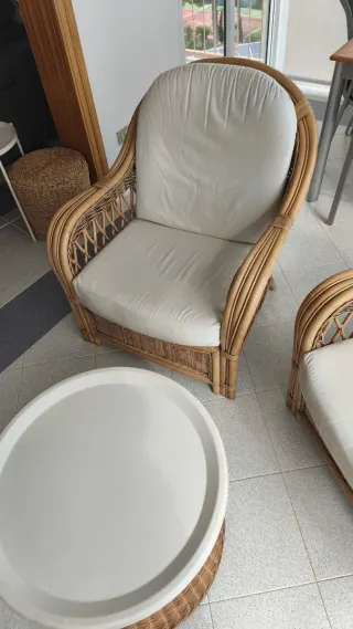 Sillones de mimbre marrón y blanco