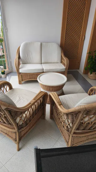 Sillones de mimbre marrón y blanco