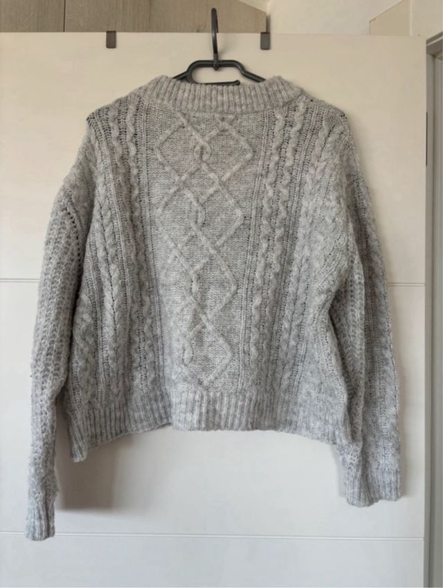 Jersey Stradivarius gris trenzado talla S