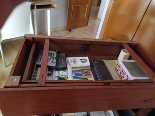 Mesa antigua de cerezo con cristal