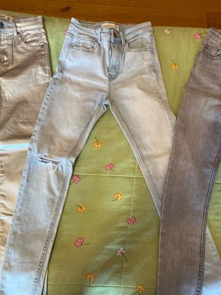 Pantalones plateados y vaqueros azules