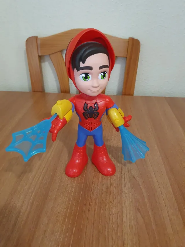Figura Spiderman con lanzador de telarañas