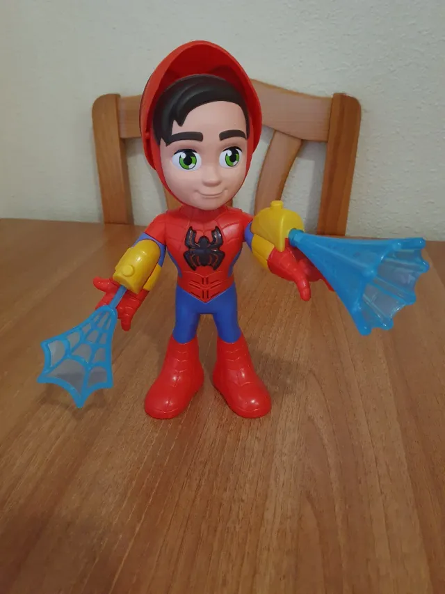 Figura Spiderman con lanzador de telarañas