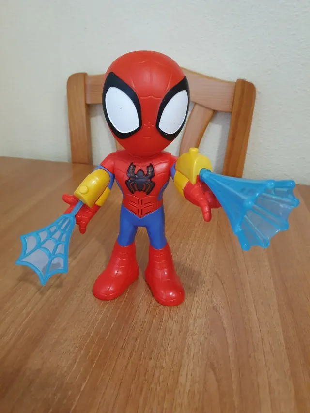 Figura Spiderman con lanzador de telarañas