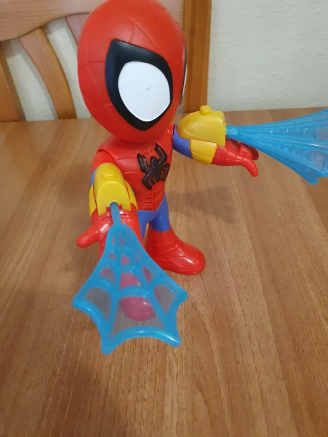 Figura Spiderman con lanzador de telarañas