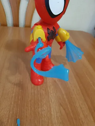 Figura Spiderman con lanzador de telarañas