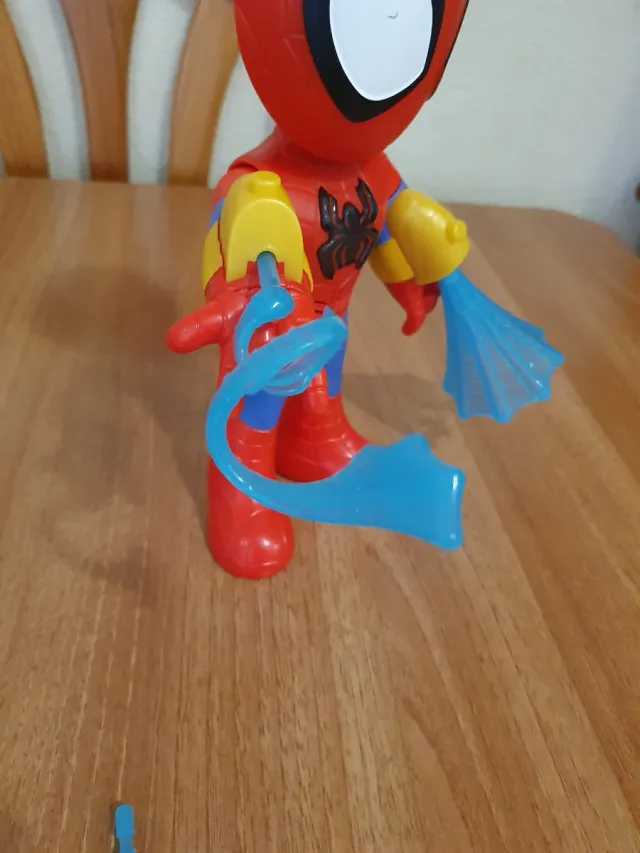 Figura Spiderman con lanzador de telarañas