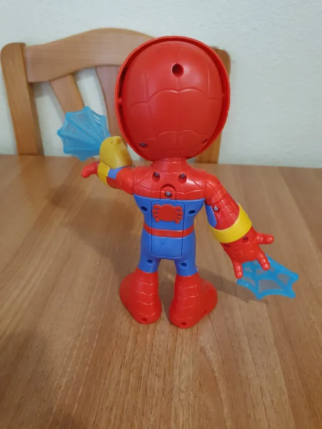 Figura Spiderman con lanzador de telarañas