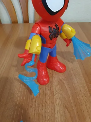Figura Spiderman con lanzador de telarañas