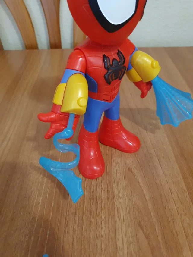 Figura Spiderman con lanzador de telarañas