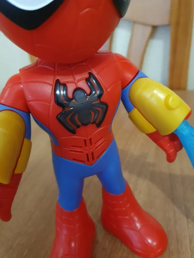 Figura Spiderman con lanzador de telarañas