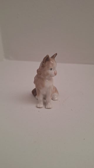 Figura de gato sentado en porcelana
