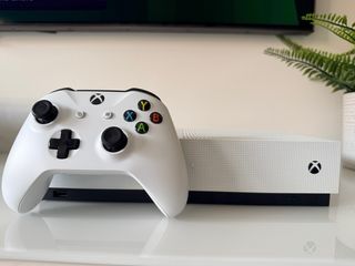 Xbox One S 1TB + Mando Original
