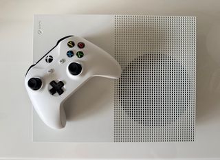Xbox One S 1TB + Mando Original