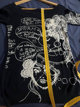 Jersey negro con estampado de cómic