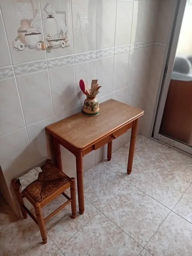 Mesita de cocina y 2 taburetes de madera