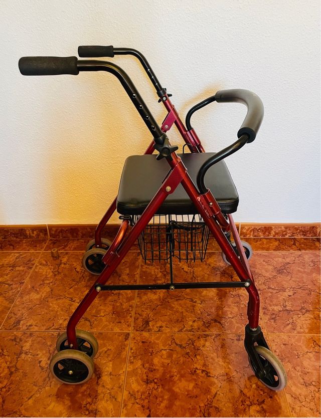 Andador para mayores con asiento y cesta