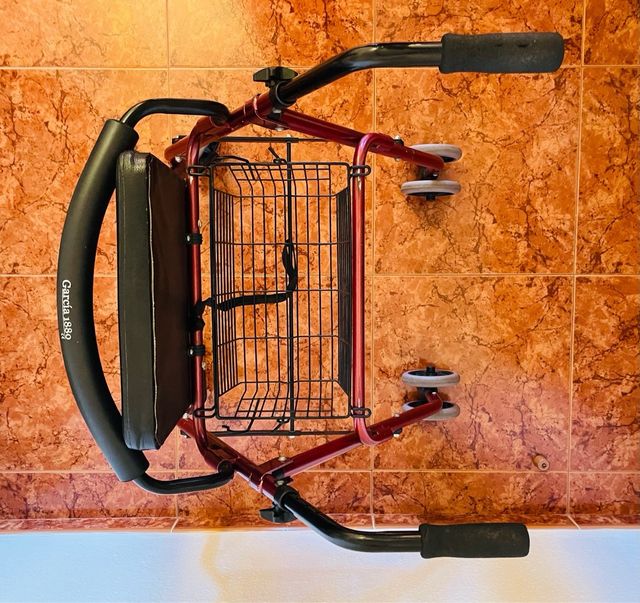 Andador para mayores con asiento y cesta
