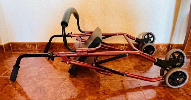 Andador para mayores con asiento y cesta