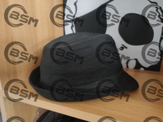 Cappello nero con stampa teschio e ossa