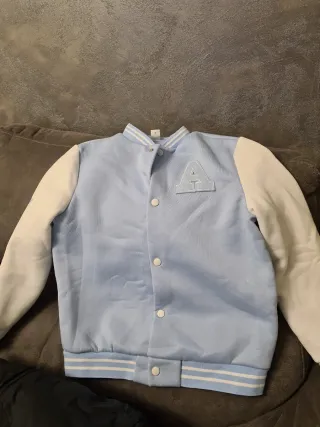 Chaqueta tipo jersey azul y blanco
