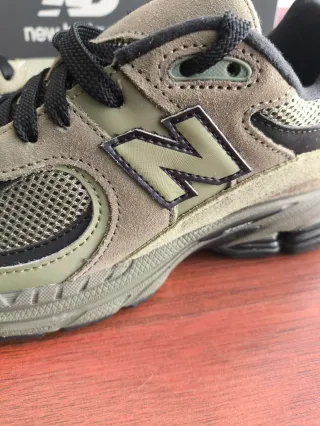 New Balance 2002R Talla 37 Verde/Negro