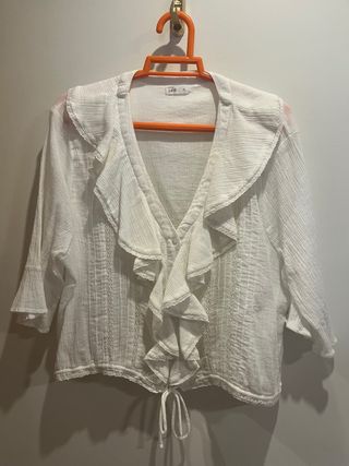 Blusa romántica blanca con volantes