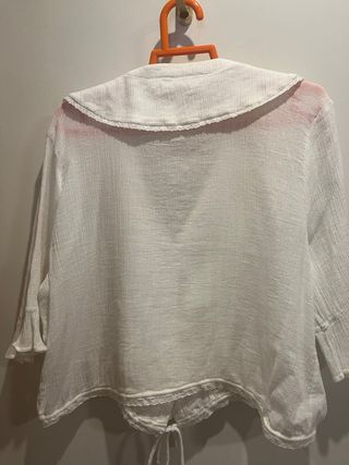 Blusa romántica blanca con volantes
