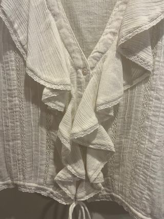 Blusa romántica blanca con volantes