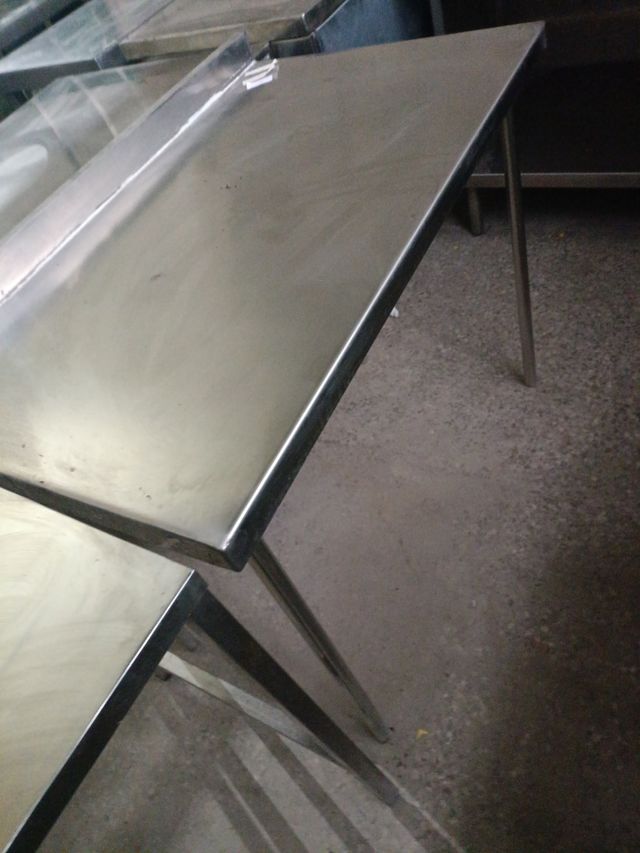 Mesa de acero con peto 106
658746091