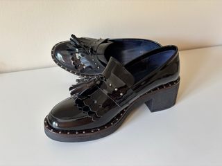 Mocasines negros charol y tacón de 5 centimetros