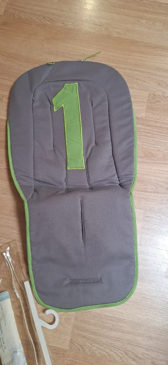 Colchoneta silla paseo gris con ribete verde