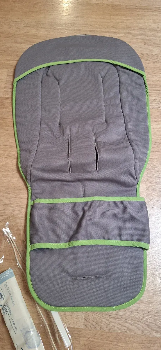 Colchoneta silla paseo gris con ribete verde
