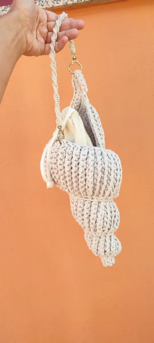 Bolso de crochet con forma de caracola