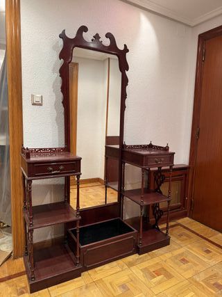 Mueble recibidor de madera con espejo central