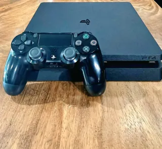 Consola PS4 Con 2 mandos 3 juegos
GTA 5 ,calof 3