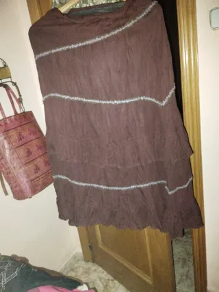 Falda marrón con volantes