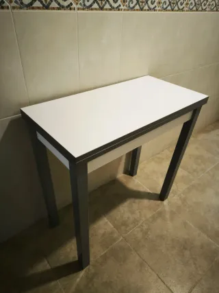 Mesa de cocina blanca y gris