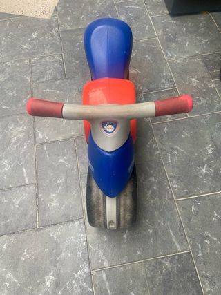 Triciclo infantil azul y rojo