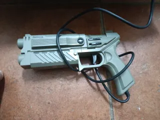 Pistola PS1 Predator y volante mad catz