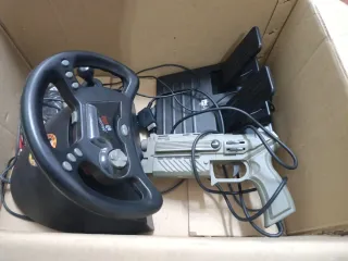 Pistola PS1 Predator y volante mad catz