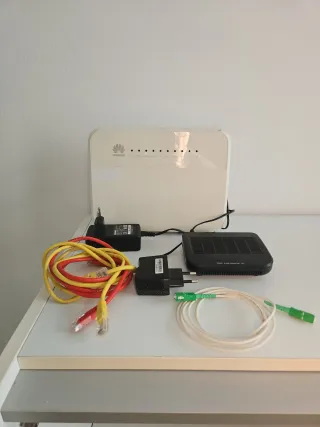 Router Huawei con cables y adaptadores