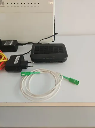 Router Huawei con cables y adaptadores