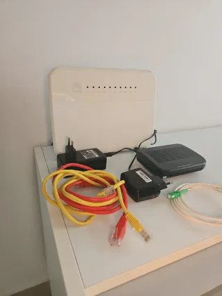 Router Huawei con cables y adaptadores