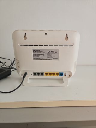 Router Huawei con cables y adaptadores