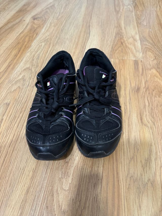 Zapatillas deportivas negras y moradas
