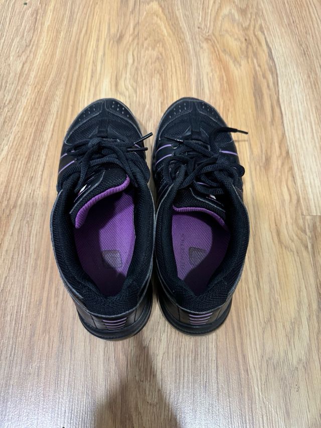 Zapatillas deportivas negras y moradas