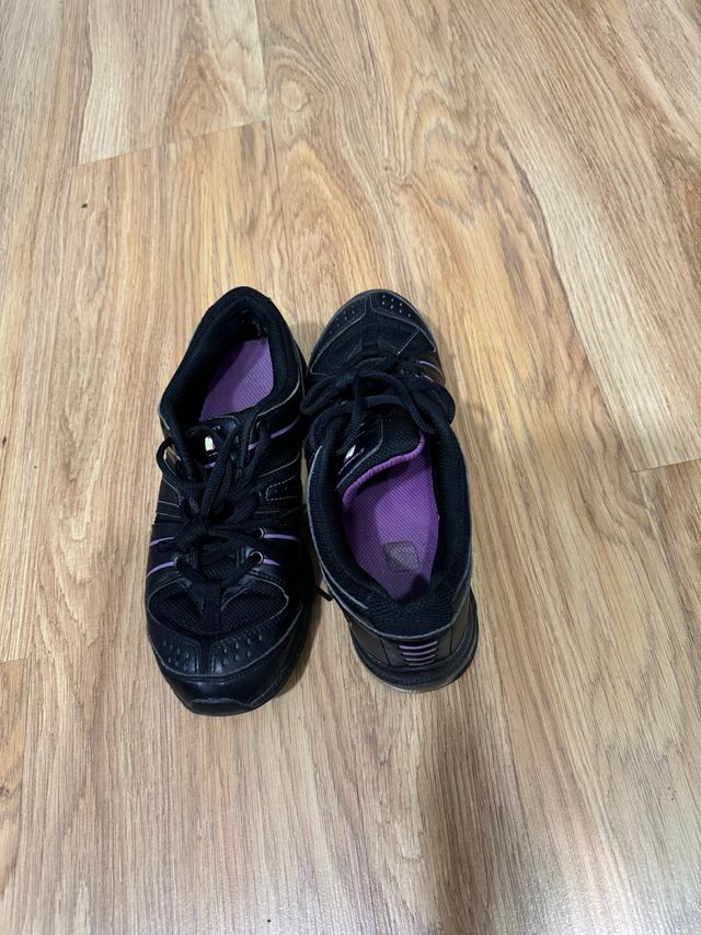 Zapatillas deportivas negras y moradas