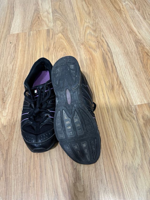 Zapatillas deportivas negras y moradas