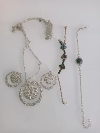 Conjunto de bisutería: collar y pendientes